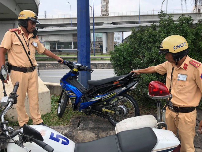 Đường phố Sài Gòn vắng phương tiện chiều 29 Tết, hàng trăm thanh niên tổ chức đua xe trái phép - Ảnh 1.