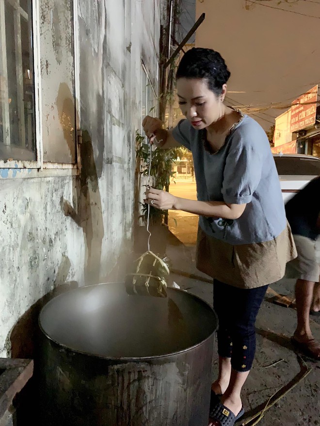 Sao Vbiz tất bật g&oacute;i b&aacute;nh chưng, b&aacute;nh T&eacute;t chuẩn bị đ&oacute;n Tết: Người qu&acirc;y quần c&ugrave;ng gia đ&igrave;nh, người rủ cả &ecirc;-k&iacute;p c&ugrave;ng tham gia - Ảnh 7.