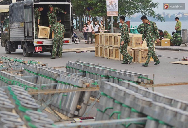 Hà Nội: Trận địa pháo hoa tại Hồ Tây đang tất bật chuẩn bị để chờ đón phút giây giao thừa - Ảnh 2.