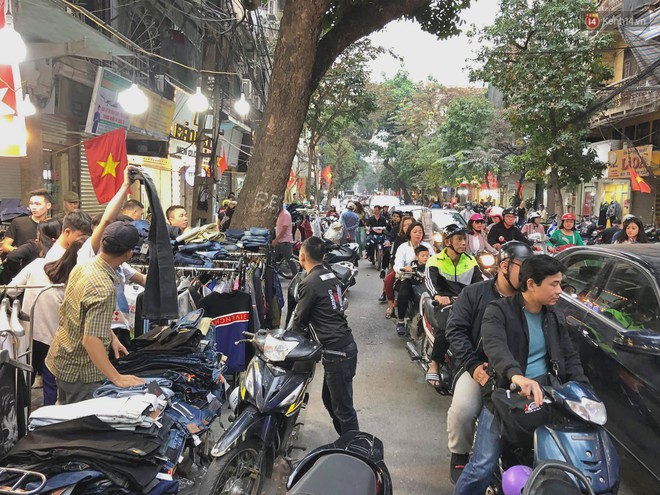 Hàng giảm giá tràn lan vỉa hè Hà Nội 29 Tết, nhiều tuyến đường tắc nghẽn do người dân tranh thủ hốt cú chót - Ảnh 6.