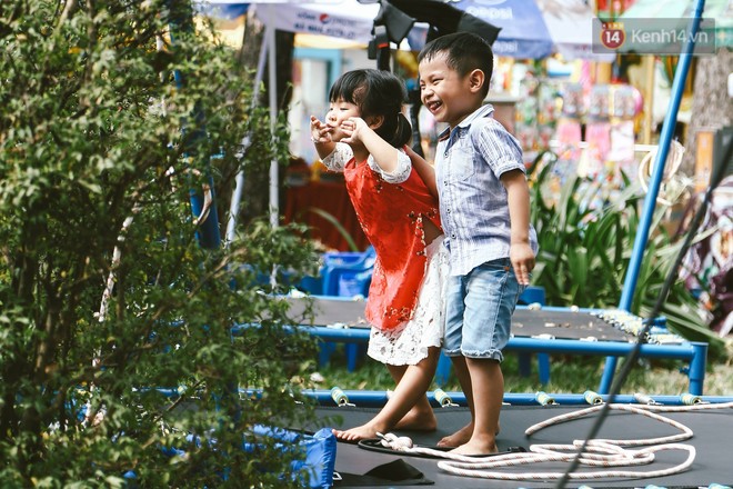 Người Sài Gòn xúng xính áo mới, dạo đường Nguyễn Huệ và hội hoa xuân Tao Đàn chiều 29 Tết Kỷ Hợi - Ảnh 6.