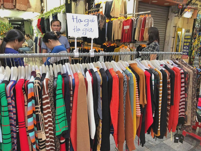 H&agrave;ng giảm gi&aacute; tr&agrave;n lan vỉa h&egrave; H&agrave; Nội 29 Tết, nhiều tuyến đường tắc nghẽn do người d&acirc;n tranh thủ hốt c&uacute; ch&oacute;t - Ảnh 4.