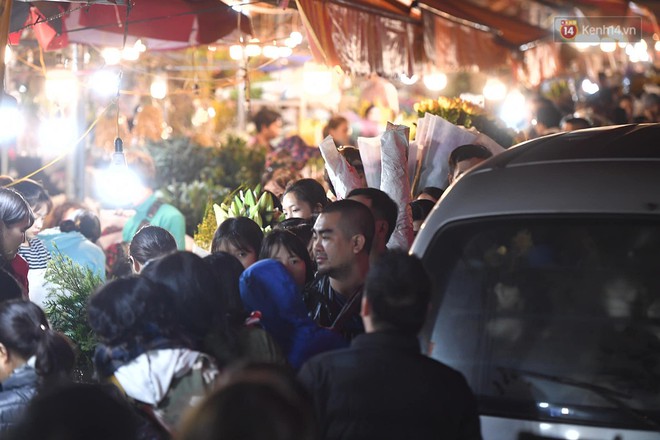 Người dân chen chúc đi mua hoa tại chợ Quảng An, giao thông qua chợ ùn tắc kéo dài - Ảnh 7.