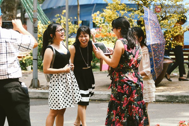 Người Sài Gòn xúng xính áo mới, dạo đường Nguyễn Huệ và hội hoa xuân Tao Đàn chiều 29 Tết Kỷ Hợi - Ảnh 7.
