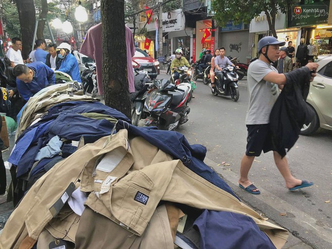 H&agrave;ng giảm gi&aacute; tr&agrave;n lan vỉa h&egrave; H&agrave; Nội 29 Tết, nhiều tuyến đường tắc nghẽn do người d&acirc;n tranh thủ hốt c&uacute; ch&oacute;t - Ảnh 2.