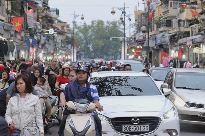 H&agrave;ng giảm gi&aacute; tr&agrave;n lan vỉa h&egrave; H&agrave; Nội 29 Tết, nhiều tuyến đường tắc nghẽn do người d&acirc;n tranh thủ hốt c&uacute; ch&oacute;t - Ảnh 8.
