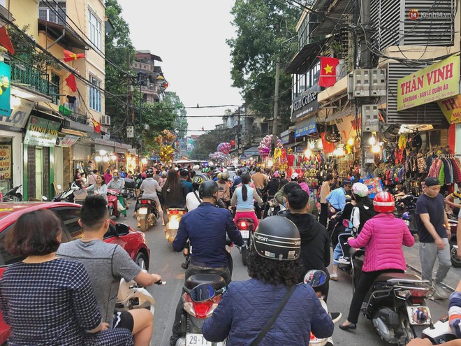 Hàng giảm giá tràn lan vỉa hè Hà Nội 29 Tết, nhiều tuyến đường tắc nghẽn do người dân tranh thủ hốt cú chót - Ảnh 7.