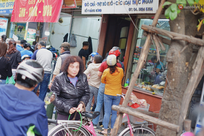 Người Hà Nội xếp hàng cả tiếng chờ mua bánh chưng, giò chả tại cửa hàng có tiếng chiều 29 Tết - Ảnh 14.