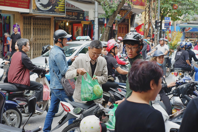 Người Hà Nội xếp hàng cả tiếng chờ mua bánh chưng, giò chả tại cửa hàng có tiếng chiều 29 Tết - Ảnh 15.