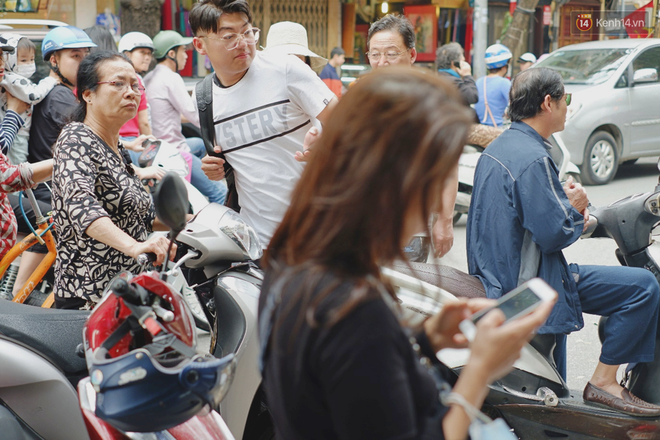 Người Hà Nội xếp hàng cả tiếng chờ mua bánh chưng, giò chả tại cửa hàng có tiếng chiều 29 Tết - Ảnh 16.