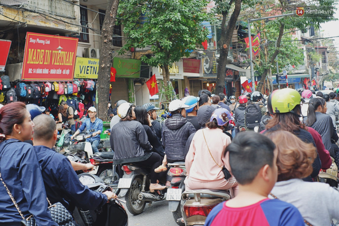 Người Hà Nội xếp hàng cả tiếng chờ mua bánh chưng, giò chả tại cửa hàng có tiếng chiều 29 Tết - Ảnh 17.