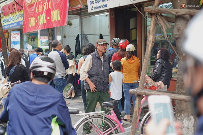 Người Hà Nội xếp hàng cả tiếng chờ mua bánh chưng, giò chả tại cửa hàng có tiếng chiều 29 Tết - Ảnh 1.