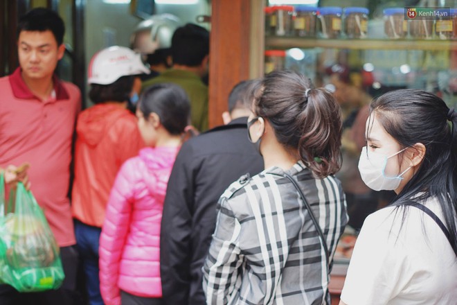 Người Hà Nội xếp hàng cả tiếng chờ mua bánh chưng, giò chả tại cửa hàng có tiếng chiều 29 Tết - Ảnh 3.