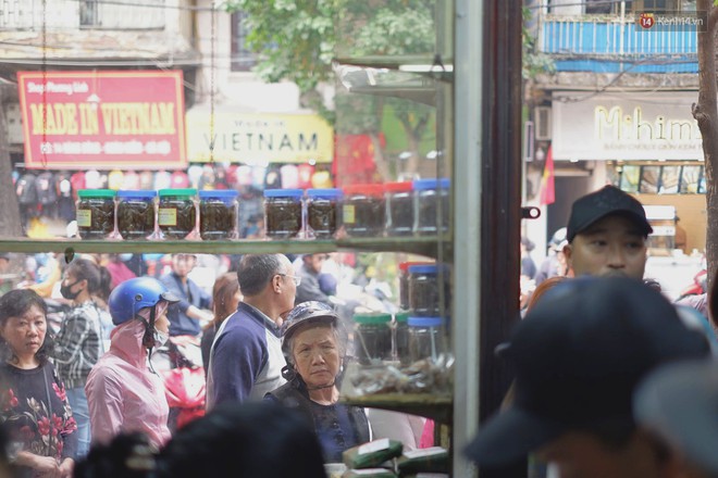 Người Hà Nội xếp hàng cả tiếng chờ mua bánh chưng, giò chả tại cửa hàng có tiếng chiều 29 Tết - Ảnh 7.