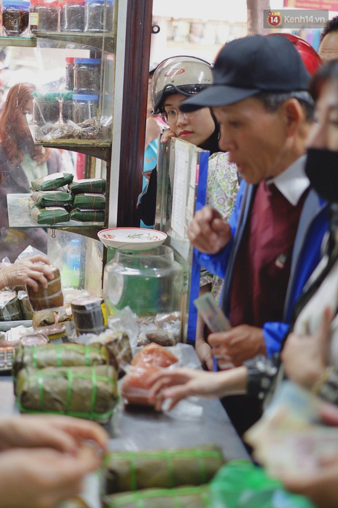 Người Hà Nội xếp hàng cả tiếng chờ mua bánh chưng, giò chả tại cửa hàng có tiếng chiều 29 Tết - Ảnh 8.