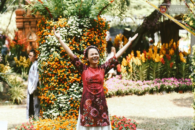 Người Sài Gòn xúng xính áo mới, dạo đường Nguyễn Huệ và hội hoa xuân Tao Đàn chiều 29 Tết Kỷ Hợi - Ảnh 4.