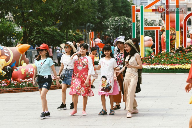 Người Sài Gòn xúng xính áo mới, dạo đường Nguyễn Huệ và hội hoa xuân Tao Đàn chiều 29 Tết Kỷ Hợi - Ảnh 15.