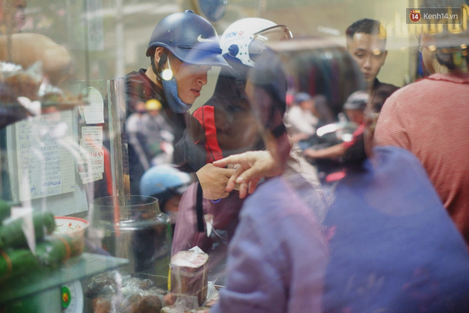Người Hà Nội xếp hàng cả tiếng chờ mua bánh chưng, giò chả tại cửa hàng có tiếng chiều 29 Tết - Ảnh 10.