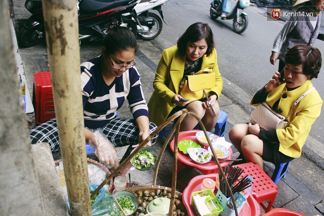 Hà Nội năm nay có quá nhiều hàng quán mở cửa xuyên Tết: Thèm ăn gì cũng có - Ảnh 6.