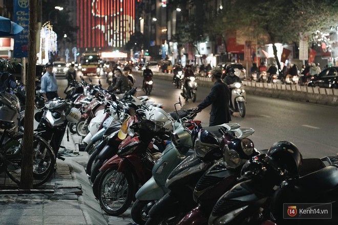 Hàng giảm giá tràn lan vỉa hè Hà Nội 29 Tết, nhiều tuyến đường tắc nghẽn do người dân tranh thủ hốt cú chót - Ảnh 16.