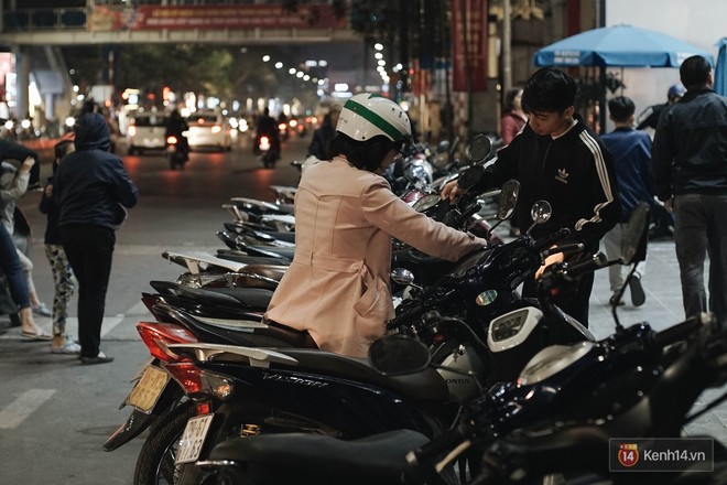 Hàng giảm giá tràn lan vỉa hè Hà Nội 29 Tết, nhiều tuyến đường tắc nghẽn do người dân tranh thủ hốt cú chót - Ảnh 15.
