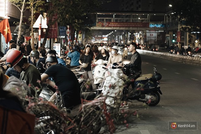 Hàng giảm giá tràn lan vỉa hè Hà Nội 29 Tết, nhiều tuyến đường tắc nghẽn do người dân tranh thủ hốt cú chót - Ảnh 13.