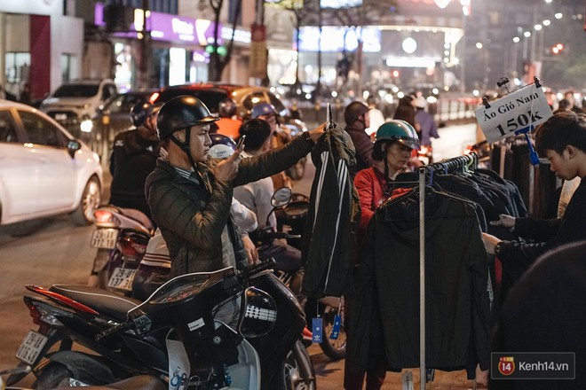 Hàng giảm giá tràn lan vỉa hè Hà Nội 29 Tết, nhiều tuyến đường tắc nghẽn do người dân tranh thủ hốt cú chót - Ảnh 12.