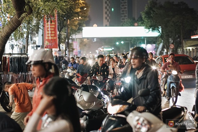 H&agrave;ng giảm gi&aacute; tr&agrave;n lan vỉa h&egrave; H&agrave; Nội 29 Tết, nhiều tuyến đường tắc nghẽn do người d&acirc;n tranh thủ hốt c&uacute; ch&oacute;t - Ảnh 14.