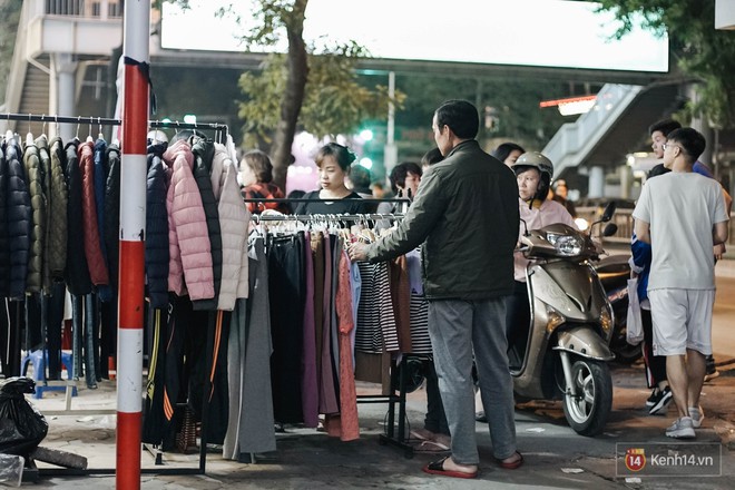 H&agrave;ng giảm gi&aacute; tr&agrave;n lan vỉa h&egrave; H&agrave; Nội 29 Tết, nhiều tuyến đường tắc nghẽn do người d&acirc;n tranh thủ hốt c&uacute; ch&oacute;t - Ảnh 9.