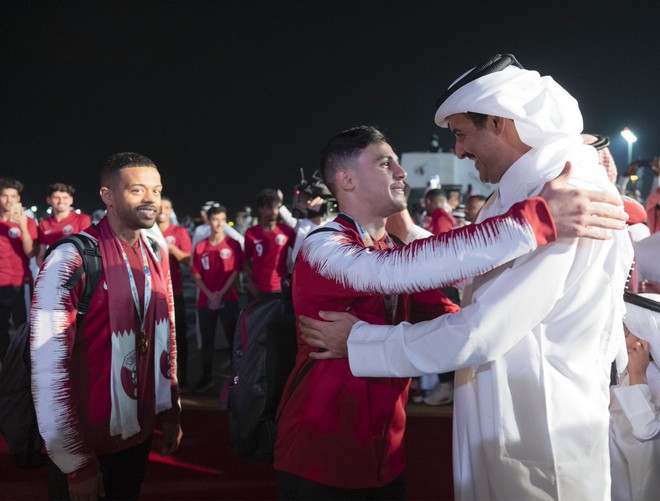 Qatar sáng rực trong đêm, sôi động chưa từng có trong ngày đón những người hùng trở về từ Asian Cup - Ảnh 2.