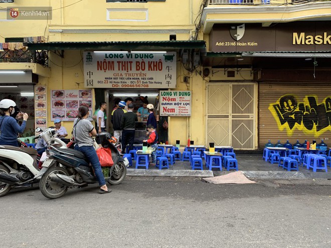 Hà Nội năm nay có quá nhiều hàng quán mở cửa xuyên Tết: Thèm ăn gì cũng có - Ảnh 2.