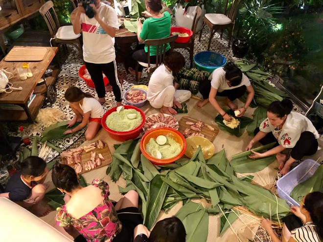 Sao Vbiz tất bật g&oacute;i b&aacute;nh chưng, b&aacute;nh T&eacute;t chuẩn bị đ&oacute;n Tết: Người qu&acirc;y quần c&ugrave;ng gia đ&igrave;nh, người rủ cả &ecirc;-k&iacute;p c&ugrave;ng tham gia - Ảnh 11.