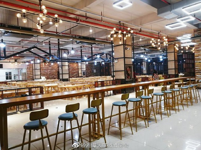Căng tin trường đại học xịn s&ograve; như nh&agrave; h&agrave;ng cao cấp, c&oacute; cả thang cuốn phục vụ sinh vi&ecirc;n - Ảnh 1.