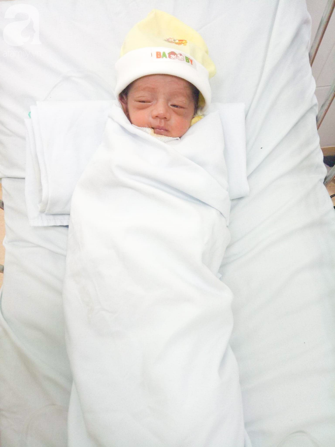 TP.HCM: B&eacute; g&aacute;i sinh non nặng 1,4 kg được c&aacute;c b&aacute;c sĩ, y t&aacute; mua t&atilde; sữa để về đ&oacute;n Tết c&ugrave;ng bố mẹ - Ảnh 2.