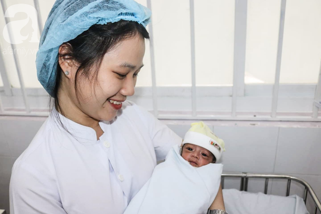 TP.HCM: Bé gái sinh non nặng 1,4 kg được các bác sĩ, y tá mua tã sữa để về đón Tết cùng bố mẹ - Ảnh 3.
