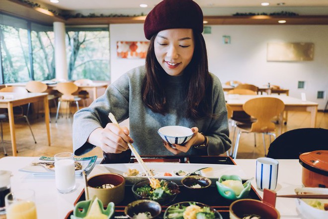 Con gái Nhật ngày Tết chẳng cần ăn kiêng mà dáng vẫn đẹp là nhờ duy trì những nguyên tắc ăn uống sau - Ảnh 2.