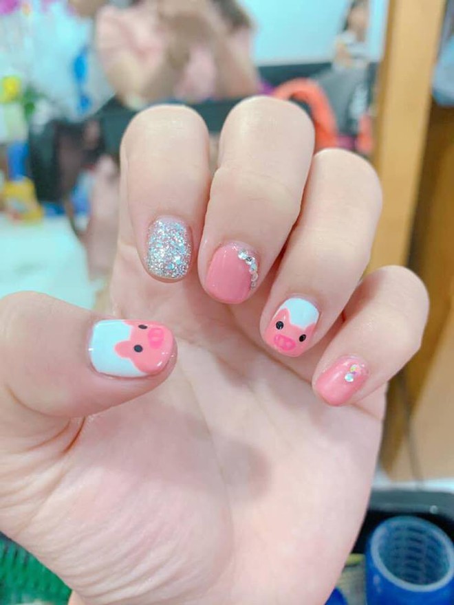 Nail con heo: Nếu bạn là một người yêu thích con giáp và muốn tạo nên điều gì đó độc đáo, thì hãy khám phá những thiết kế móng tay với hình thù đáng yêu của con heo. Sự kết hợp tinh tế của màu sắc và họa tiết sẽ giúp bạn trở nên nổi bật hơn trong những buổi tiệc.