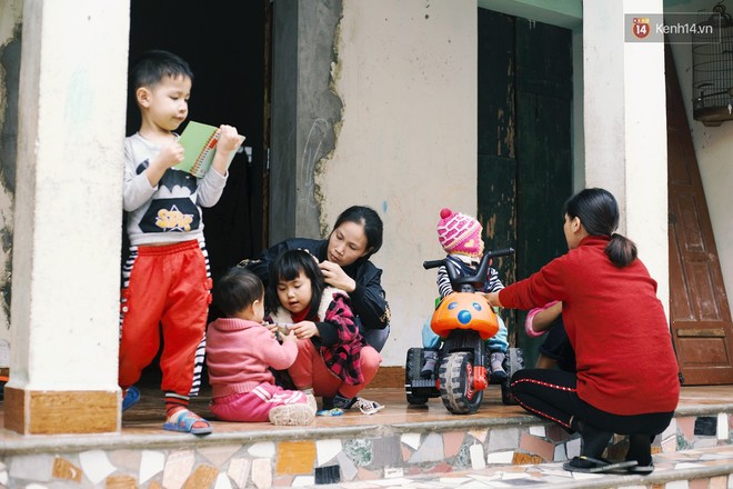 Tết của bà mẹ ở Hà Nội 30 tuổi đã có 8 đứa con: Làm việc gấp đôi ngày thường để kiếm tiền mua quần áo mới cho bọn trẻ - Ảnh 1.