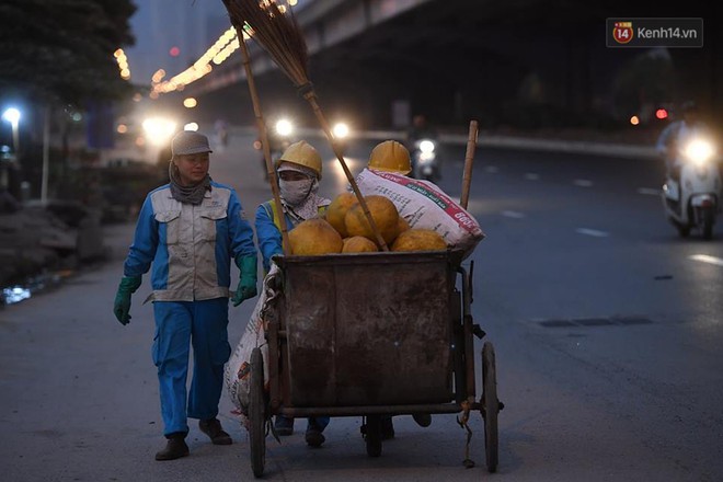 Công nhân vệ sinh môi trường ở Hà Nội hối hả chiều 30 Tết, tất bật hoàn thành công việc trước giao thừa - Ảnh 3.