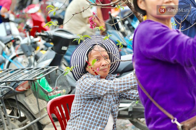 Nỗi niềm của những người chở Tết đi khắp phố phường: “Không bán hết chỗ đào này, tôi chẳng dám về quê ăn Tết” - Ảnh 6.