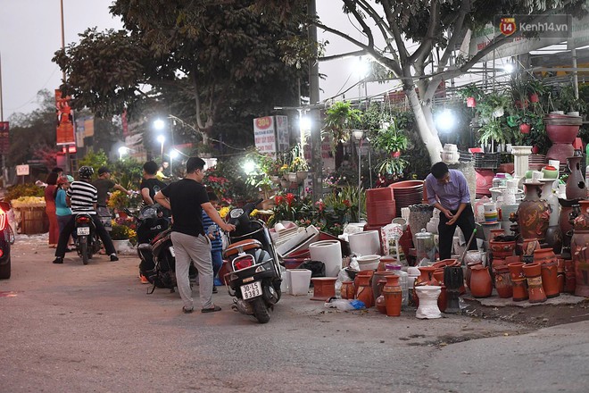 Hà Nội chiều tối ngày cuối năm: Người hoá vàng tất niên, nhà chằng buộc hành lý trên xe máy hối hả về quê - Ảnh 6.