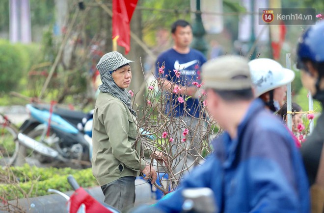 Nỗi niềm của những người chở Tết đi khắp phố phường: “Không bán hết chỗ đào này, tôi chẳng dám về quê ăn Tết” - Ảnh 7.