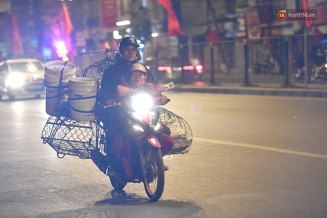 Hà Nội chiều tối ngày cuối năm: Người hoá vàng tất niên, nhà chằng buộc hành lý trên xe máy hối hả về quê - Ảnh 7.