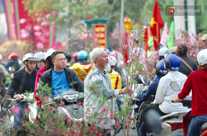 Nỗi niềm của những người chở Tết đi khắp phố phường: “Không bán hết chỗ đào này, tôi chẳng dám về quê ăn Tết” - Ảnh 5.