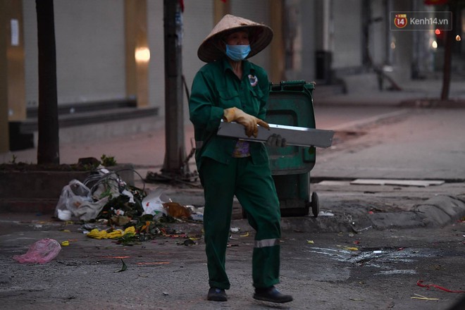 Công nhân vệ sinh môi trường ở Hà Nội hối hả chiều 30 Tết, tất bật hoàn thành công việc trước giao thừa - Ảnh 2.