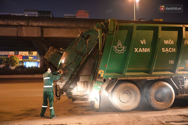 Công nhân vệ sinh môi trường ở Hà Nội hối hả chiều 30 Tết, tất bật hoàn thành công việc trước giao thừa - Ảnh 5.