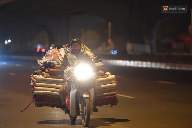 Hà Nội chiều tối ngày cuối năm: Người hoá vàng tất niên, nhà chằng buộc hành lý trên xe máy hối hả về quê - Ảnh 9.