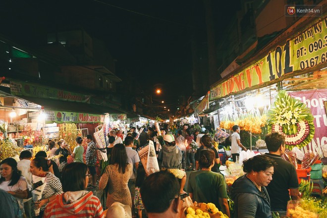 Chợ hoa lớn nhất Sài Gòn tấp nập kẻ bán người mua tối 29 Tết, tiểu thương tươi như hoa vì bán được hàng - Ảnh 1.