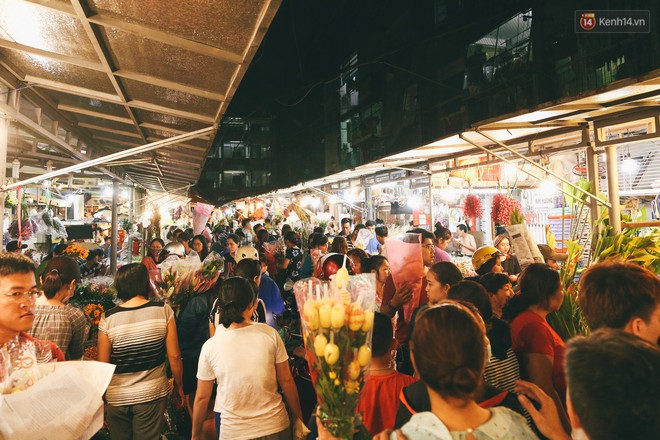 Chợ hoa lớn nhất Sài Gòn tấp nập kẻ bán người mua tối 29 Tết, tiểu thương tươi như hoa vì bán được hàng - Ảnh 6.
