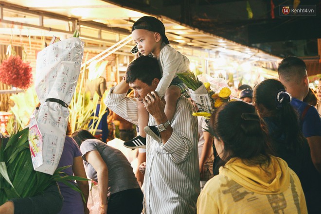 Chợ hoa lớn nhất Sài Gòn tấp nập kẻ bán người mua tối 29 Tết, tiểu thương tươi như hoa vì bán được hàng - Ảnh 11.